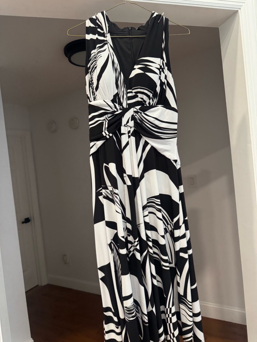 Jessica Howard Black and White Twist-Knot Maxi Dress